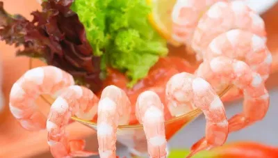 Đặt tôm quanh miệng ly nước sốt cocktail để có một món ăn đẹp mắt, chuẩn nhà hàng 5 sao thành phẩm