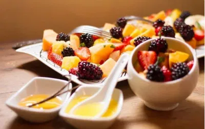 Món salad trái cây được bày ra đĩa có màu sắc bắt mắt kích thích thị giác người ăn Món salad trái cây được bày ra đĩa có màu sắc bắt mắt kích thích thị giác người ăn (Ảnh: Internet)