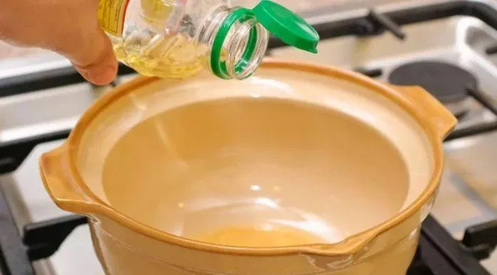 Sau khi nồi đã nóng, cho vào 2 thìa dầu ăn thêm dầu ăn