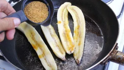 Cho đường, vani, quế, muối vào hỗn hợp chuối bơ thêm đường