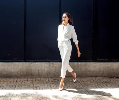 Trang phục đơn sắc là một gợi ý không tồi cho nàng "thấp bé nhẹ cân". (Nguồn: Internet)