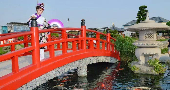 Trang phục cho thuê bao gồm: áo, trâm cài, guốc, dù hoặc quạt