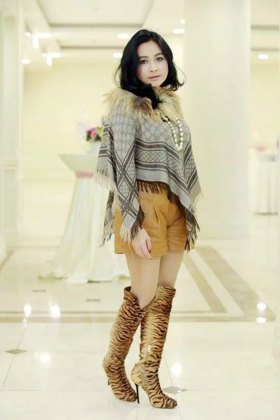 Đừng biến mình thành thảm họa khi cố gắng mang quá nhiều chi tiết lên bộ trang phục . (Nguồn: Internet)