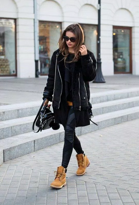 Nổi bật nhất vẫn là đôi boots Timberland màu nâu vàng mang đậm phong cách vintage cổ kích. (nguồn ảnh: internet.)