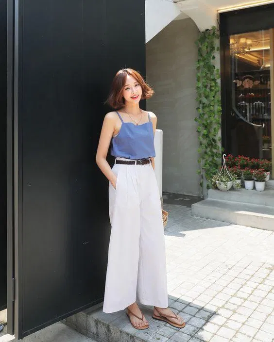 áo hai dây mix cùng quần ống rộng. (nguồn ảnh: internet.) áo hai dây mix cùng quần ống rộng. (nguồn ảnh: internet.)