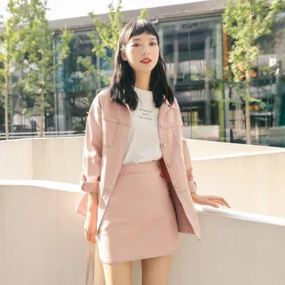 áo khoác kaki hồng phối cùng chân váy hồng và áo thun trắng. (nguồn ảnh: internet.) áo khoác kaki hồng phối cùng chân váy hồng và áo thun trắng. (nguồn ảnh: internet.)