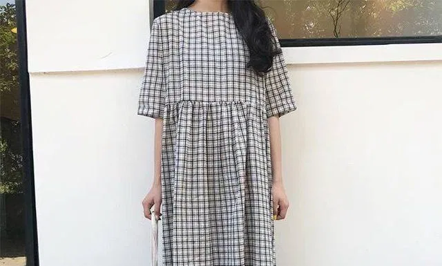 váy babydoll dáng dài kẻ sọc caro đen trắng. (nguồn ảnh: ineternet.)