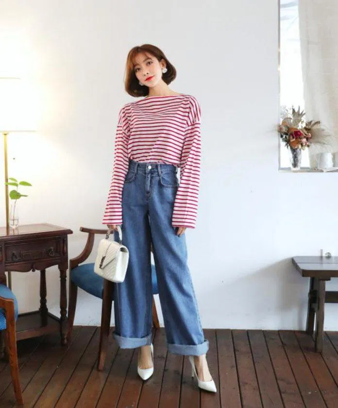 áo pull sọc đỏ + quần jean ống rộng. (nguồn ảnh: internet.) áo pull sọc đỏ + quần jean ống rộng. (nguồn ảnh: internet.)