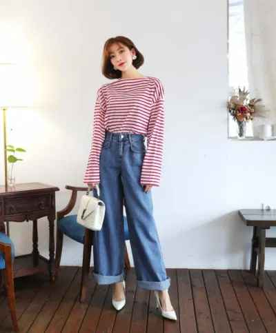 áo pull sọc đỏ + quần jean ống rộng. (nguồn ảnh: internet.) áo pull sọc đỏ + quần jean ống rộng. (nguồn ảnh: internet.)