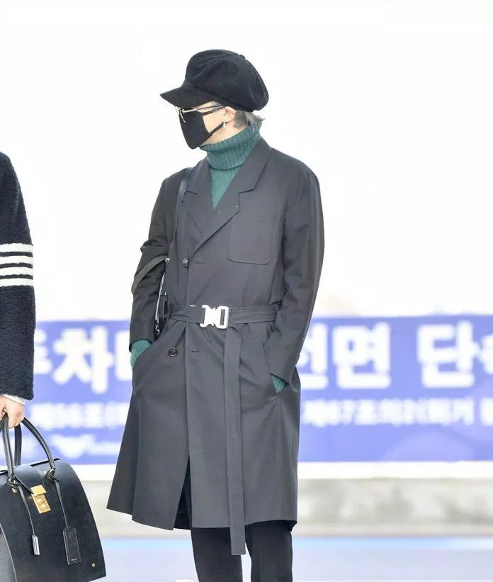 Jimin ăn mặc khá "kín đáo" khi ra sân bay. (Nguồn: Internet)