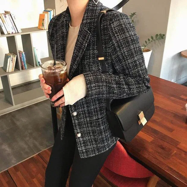 áo khoác blazer được may từ chất liệu vải tweed. (Nguồn: Internet)