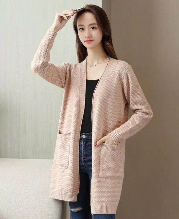 Áo cardigan kết hợp cùng quần jeans đem lại sự khỏe khoắn, thoải mái. (Nguồn: Internet)