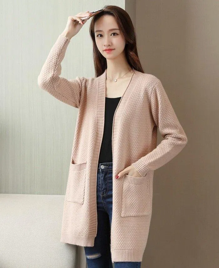 Áo cardigan kết hợp cùng quần jeans đem lại sự khỏe khoắn, thoải mái. (Nguồn: Internet)
