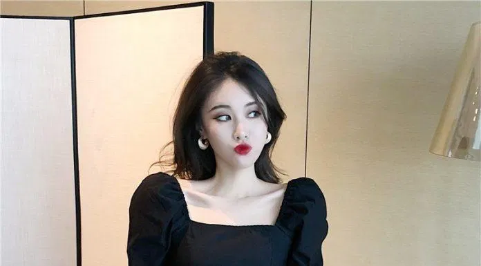 Áo tay bồng cổ vuông tay dài đen. (nguồn ảnh: internet.) Áo tay bồng cổ vuông tay dài đen. (nguồn ảnh: internet.)