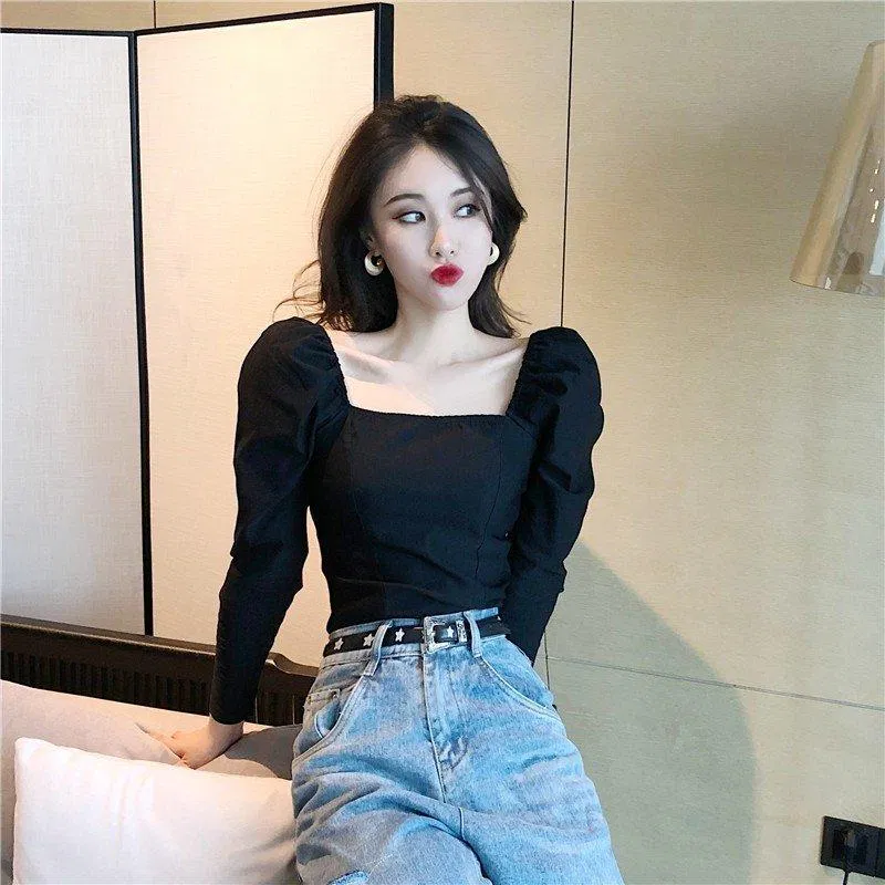 Áo tay bồng cổ vuông tay dài đen. (nguồn ảnh: internet.) Áo tay bồng cổ vuông tay dài đen. (nguồn ảnh: internet.)