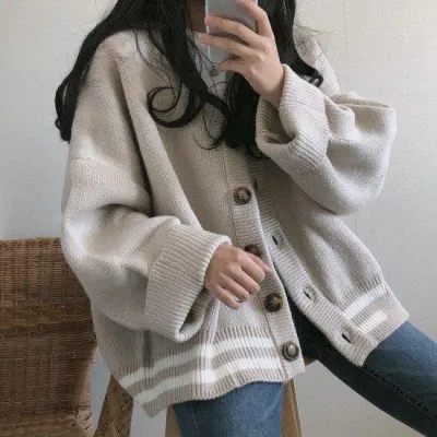 Áo khoác cardigan xám phối quần jean. (nguồn ảnh: internet) Áo khoác cardigan xám phối quần jean. (nguồn ảnh: internet)