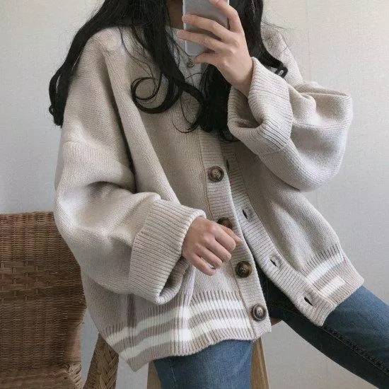 Áo khoác cardigan xám phối quần jean. (nguồn ảnh: internet)