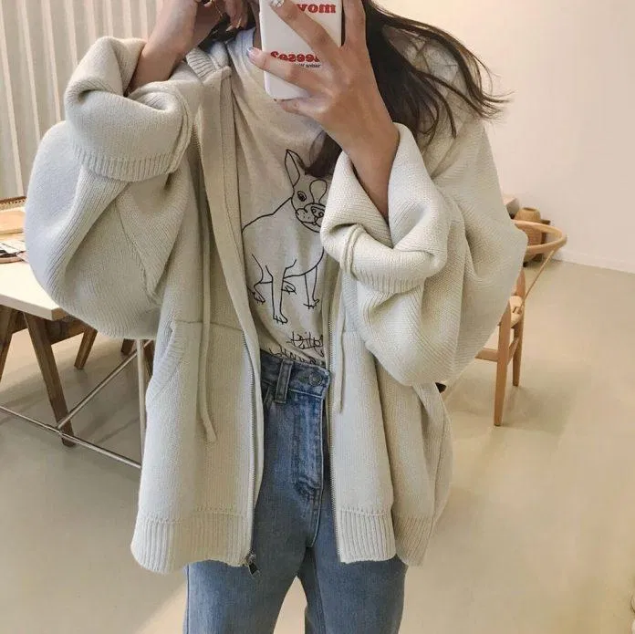 Áo khoác cardigan trắng sữa phối cùng quần jean (nguồn ảnh: internet.) Áo khoác cardigan trắng sữa phối cùng quần jean (nguồn ảnh: internet.)