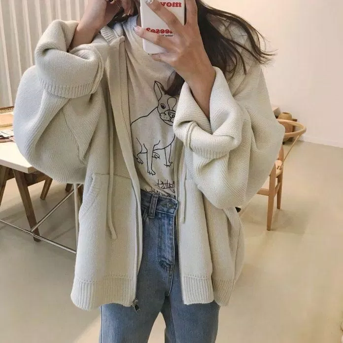 Áo khoác cardigan trắng sữa phối cùng quần jean (nguồn ảnh: internet.)