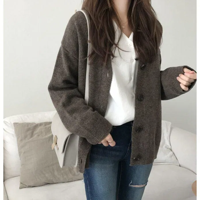 Áo khoác cardigan màu đậm phối quần jean (nguồn ảnh: internet.) Áo khoác cardigan màu đậm phối quần jean (nguồn ảnh: internet.)