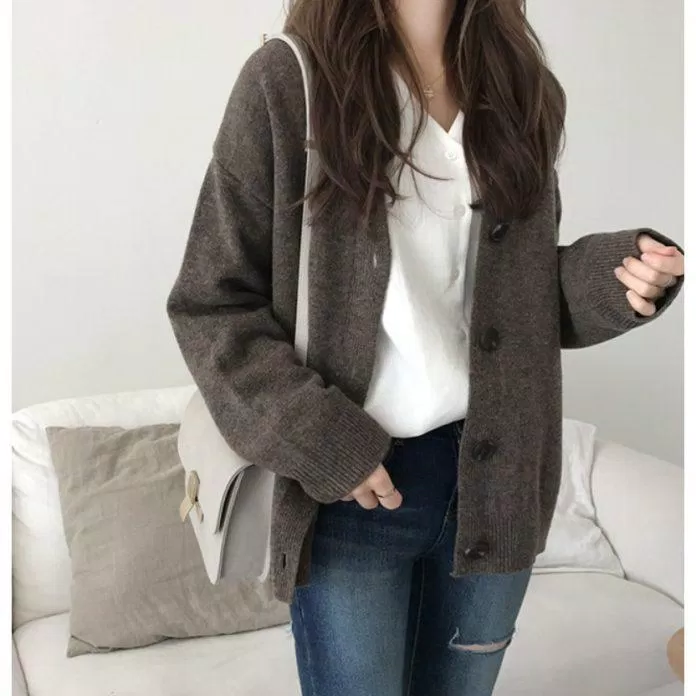 Áo khoác cardigan màu đậm phối quần jean (nguồn ảnh: internet.)