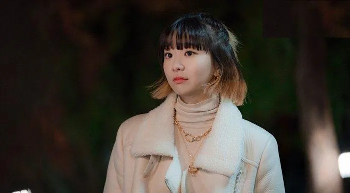 Mẫu áo khoác da biker màu trắng được "điên nữ" diện trong "Tầng lớp Itaewon". (Nguồn: Internet)