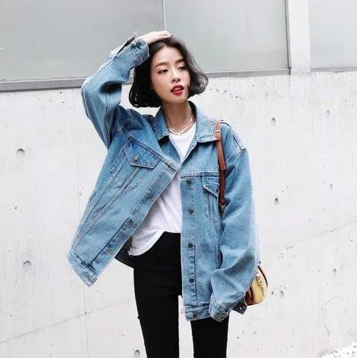Áo khoác jeans dáng rộng phù hợp với cô nàng có thân hình chuẩn chỉnh. (Nguồn: Internet)