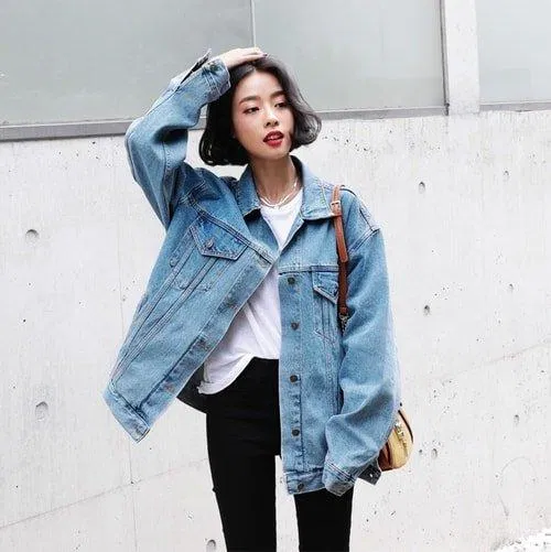 Áo khoác jeans dáng rộng phù hợp với cô nàng có thân hình chuẩn chỉnh. (Nguồn: Internet)