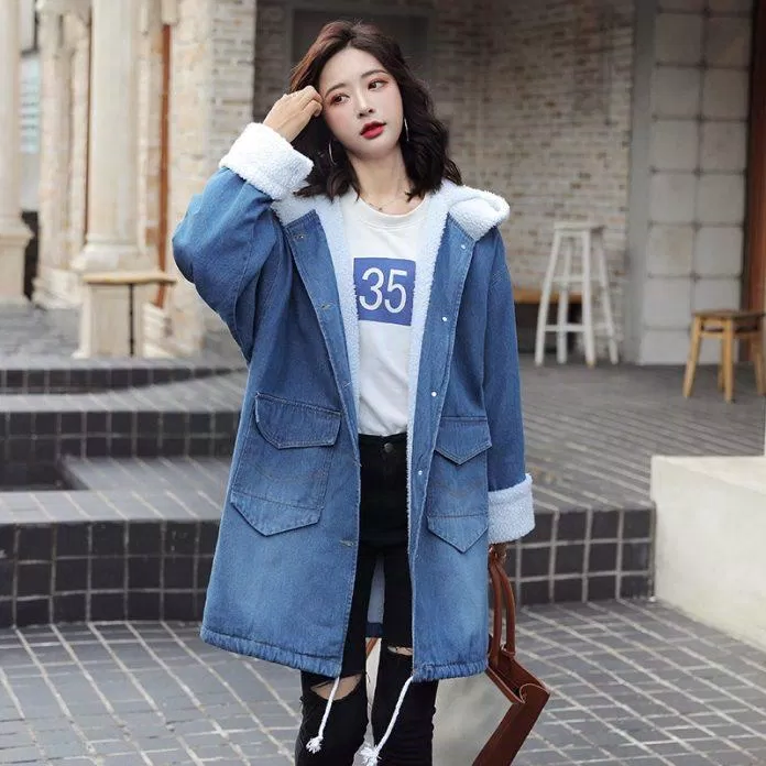 Nàng thấp bé không nên lựa chọn những chiếc áo khoác jeans dáng dài. (Nguồn: Internet)