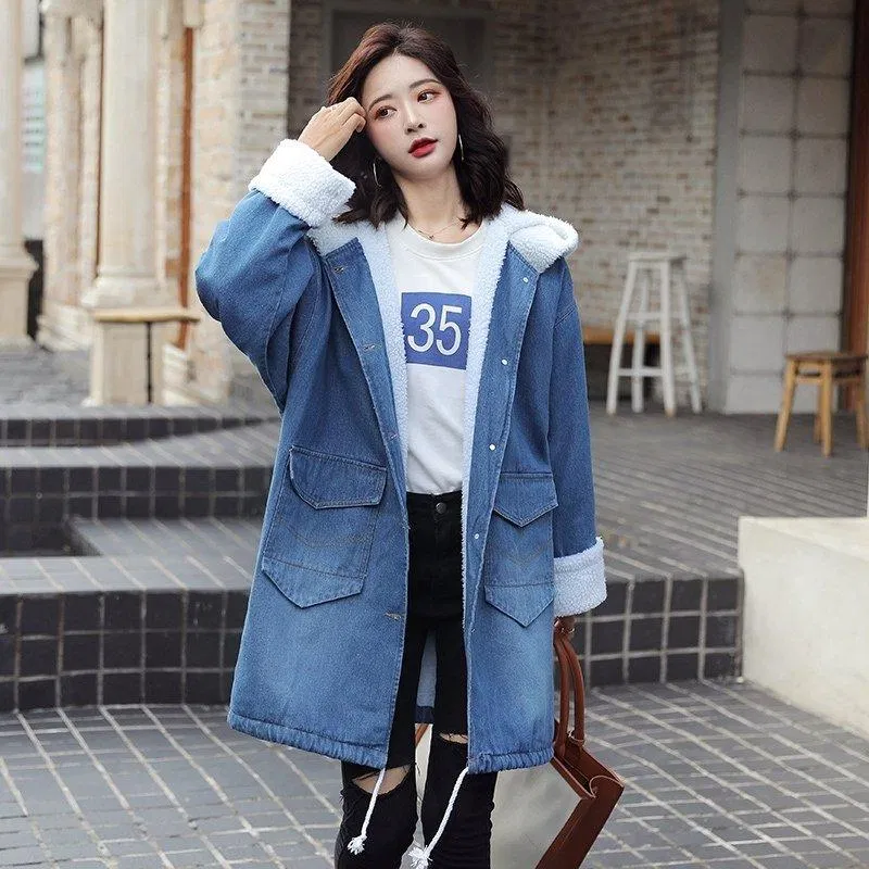 Nàng thấp bé không nên lựa chọn những chiếc áo khoác jeans dáng dài. (Nguồn: Internet)