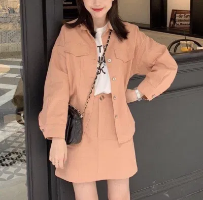 Áo khoác jean phối chân váy kaki màu cam nhạt. (nguồn ảnh: internet) Áo khoác jean phối chân váy kaki màu cam nhạt. (nguồn ảnh: internet)