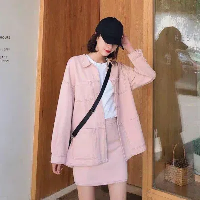 Áo khoác kaki và chân váy cùng màu. (nguồn ảnh: internet.) Áo khoác kaki và chân váy cùng màu. (nguồn ảnh: internet.)
