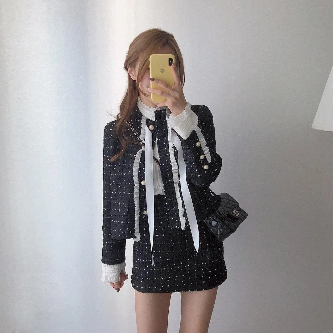 Áo khoác vải tweed vô cùng hot thời gian gần đây. (Nguồn; Internet)