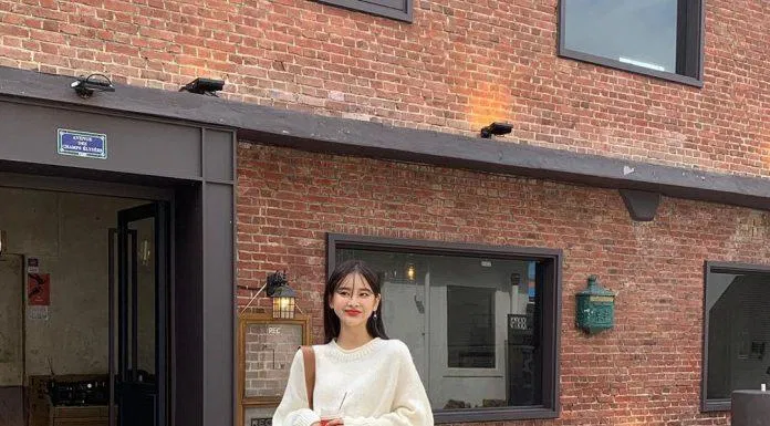 Kết hợp với boots dài ngang đùi vừa ấm áp lại vô cùng cá tính áo len dáng rộng và chân váy