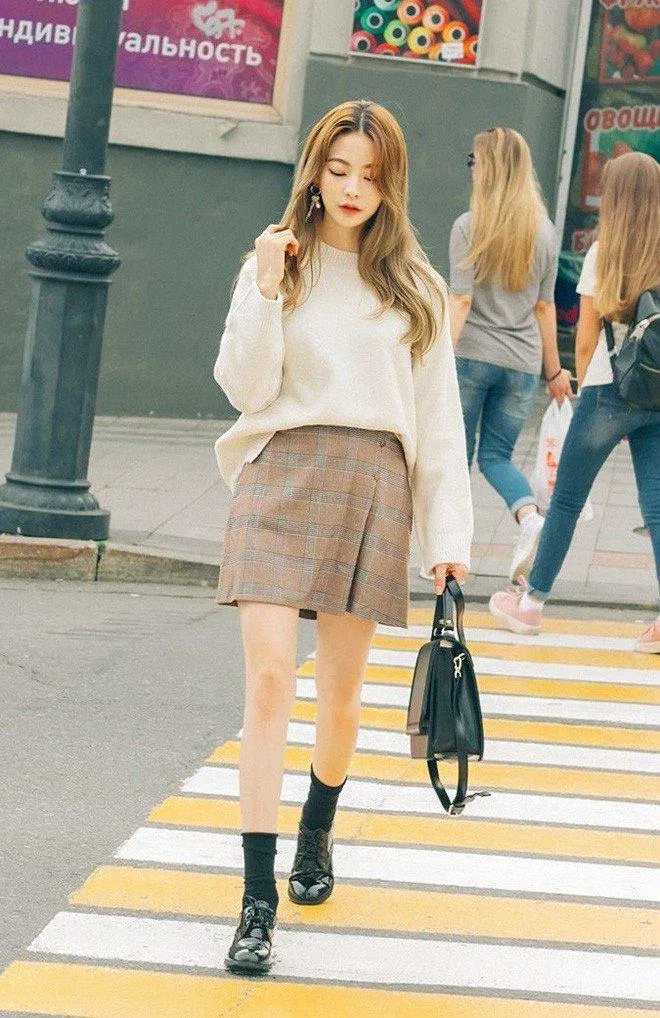 Cách phối đơn giản với áo len trơn và chân váy kẻ vô cùng hợp thời áo len dáng rộng và chân váy
