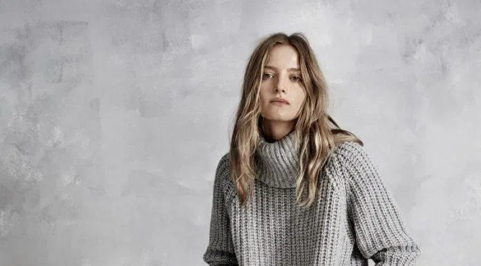 Áo len dáng rộng cao cổ là sự lựa chọn hoàn hảo cho ngày lạnh áo len dáng rộng và quần da