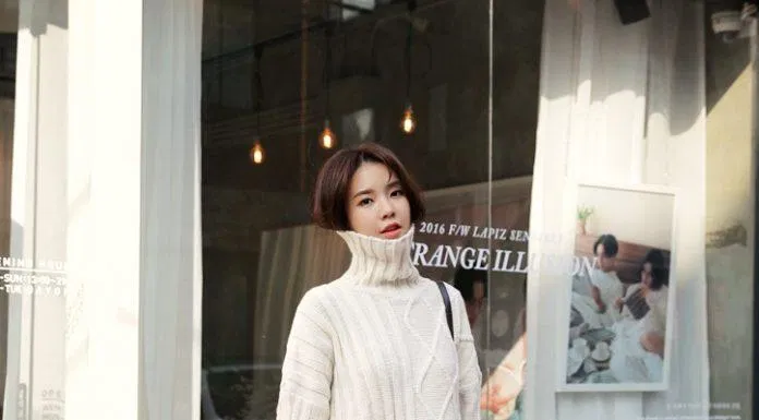 Áo len oversize mix and match với một chiếc jeans đen được cắt cúp độc đáo áo len dáng rộng và quần jean