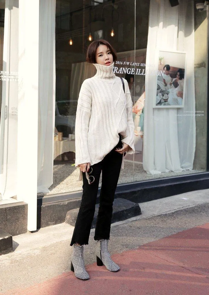 Áo len oversize mix and match với một chiếc jeans đen được cắt cúp độc đáo áo len dáng rộng và quần jean