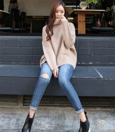 Một chiếc quần jeans dáng ôm sẽ khiến đôi chân thon gọn hơn áo len dáng rộng và quần jean