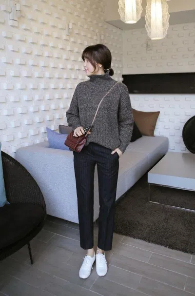 Quần tây họa tiết kẻ sọc nhỏ sẽ khiến đôi chân trông dài và thon gọn hơn áo len dáng rộng và quần tây