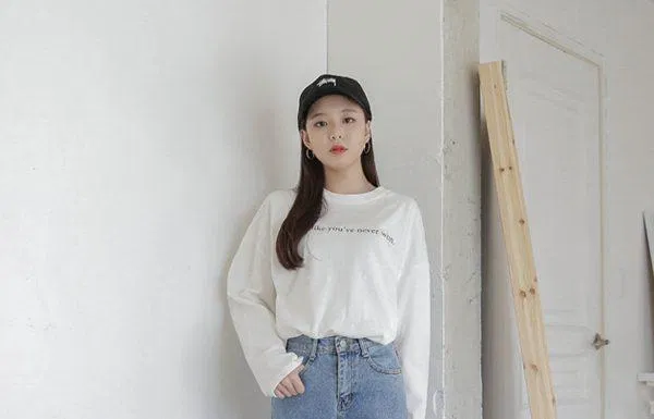 Áo pull trắng phối quần jean. (nguồn ảnh: internet) Áo pull trắng phối quần jean. (nguồn ảnh: internet)
