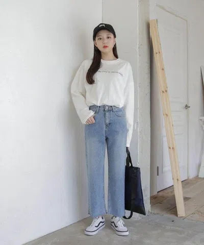 Áo pull trắng phối quần jean. (nguồn ảnh: internet) Áo pull trắng phối quần jean. (nguồn ảnh: internet)