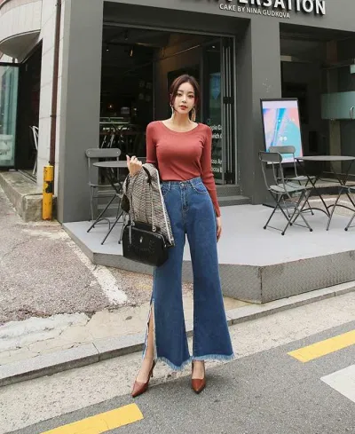 Áo pull dài tay đỏ phối quần jean. (nguồn ảnh: internet) Áo pull dài tay đỏ phối quần jean. (nguồn ảnh: internet)