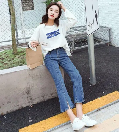 Áo pull trắng phối quần jean. (nguồn ảnh: internet) Áo pull trắng phối quần jean. (nguồn ảnh: internet)