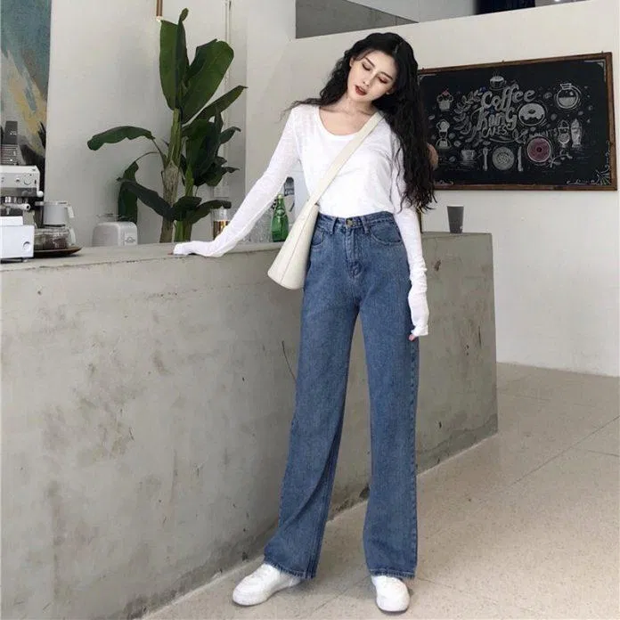 Áo pull trắng phối quần jean. (nguồn ảnh: internet) Áo pull trắng phối quần jean. (nguồn ảnh: internet)