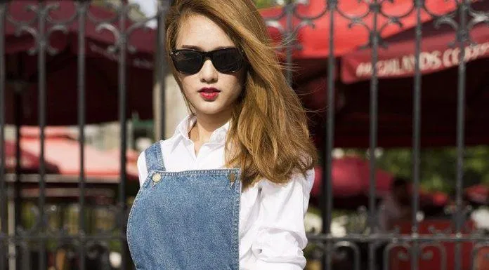 áo sơ mi phối quần yếm jean. (nguồn ảnh: internet) áo sơ mi phối quần yếm jean. (nguồn ảnh: internet)