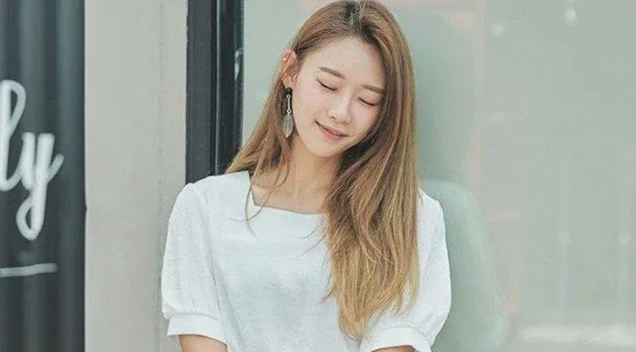 Áo tay bồng cổ vuông. (nguồn ảnh: internet.) Áo tay bồng cổ vuông. (nguồn ảnh: internet.)