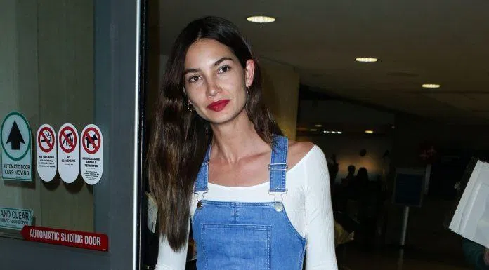 áo trễ vai trắng mix quần yếm xanh. (nguồn ảnh: internet) áo trễ vai trắng mix quần yếm xanh. (nguồn ảnh: internet)