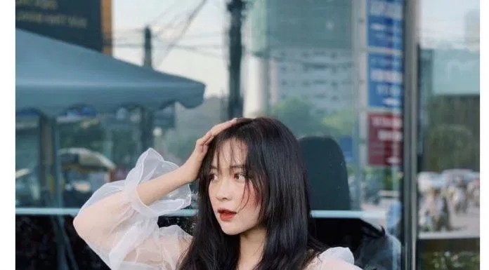 Áo tay bồng cổ vuông được hot girl Phi Linh lăng xê (nguồn ảnh: internet.) Áo tay bồng cổ vuông được hot girl Phi Linh lăng xê (nguồn ảnh: internet.)