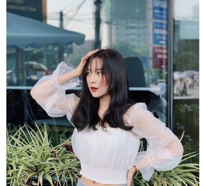 Áo tay bồng cổ vuông được hot girl Phi Linh lăng xê (nguồn ảnh: internet.) Áo tay bồng cổ vuông được hot girl Phi Linh lăng xê (nguồn ảnh: internet.)